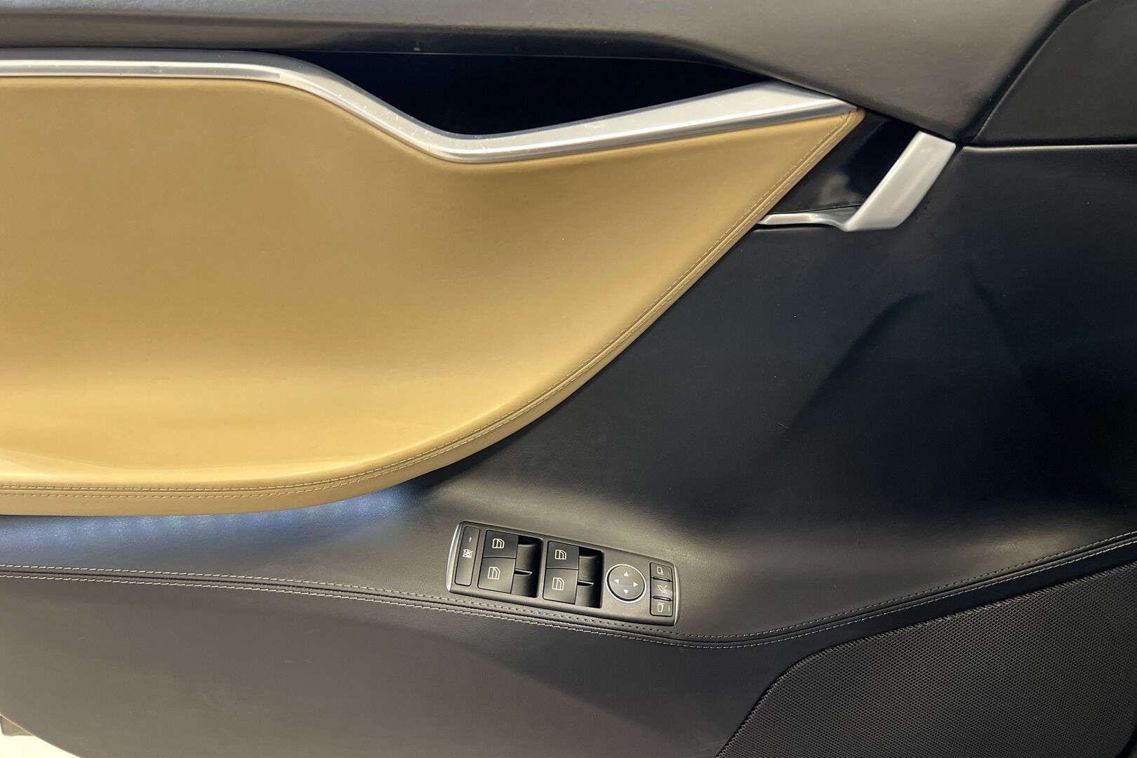 Tesla Model S iso kuva 16