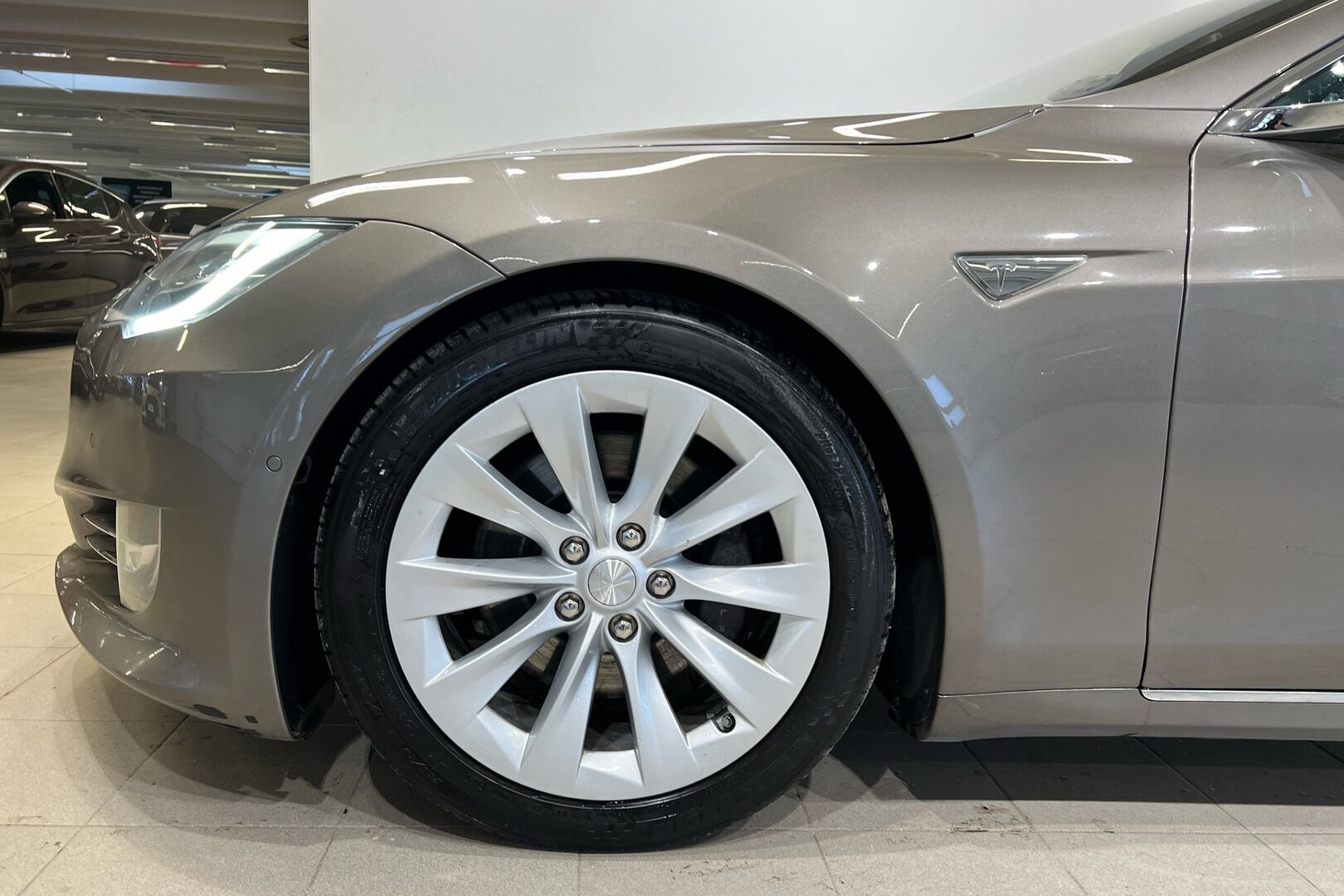 Tesla Model S iso kuva 8