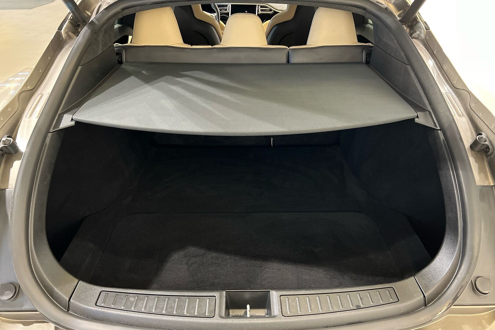 Tesla Model S iso kuva 9