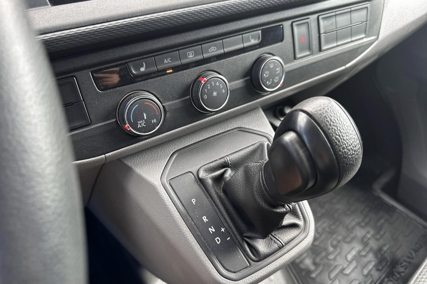 Volkswagen Transporter iso kuva 21