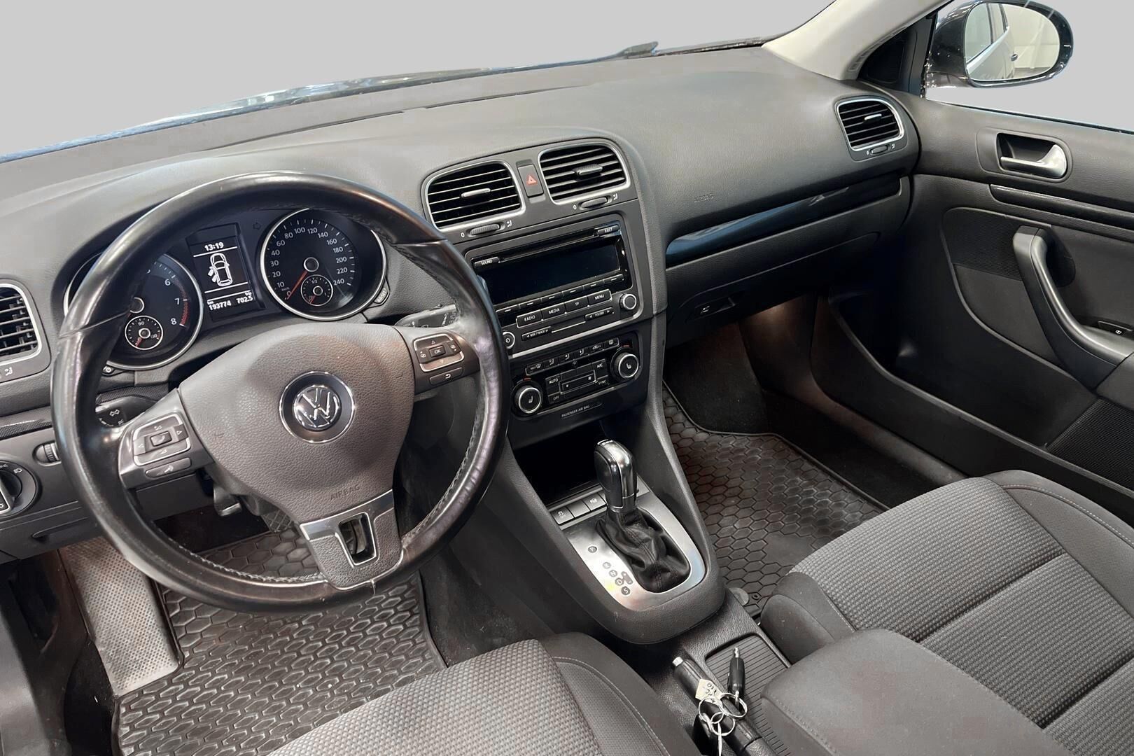 Volkswagen Golf iso kuva 9