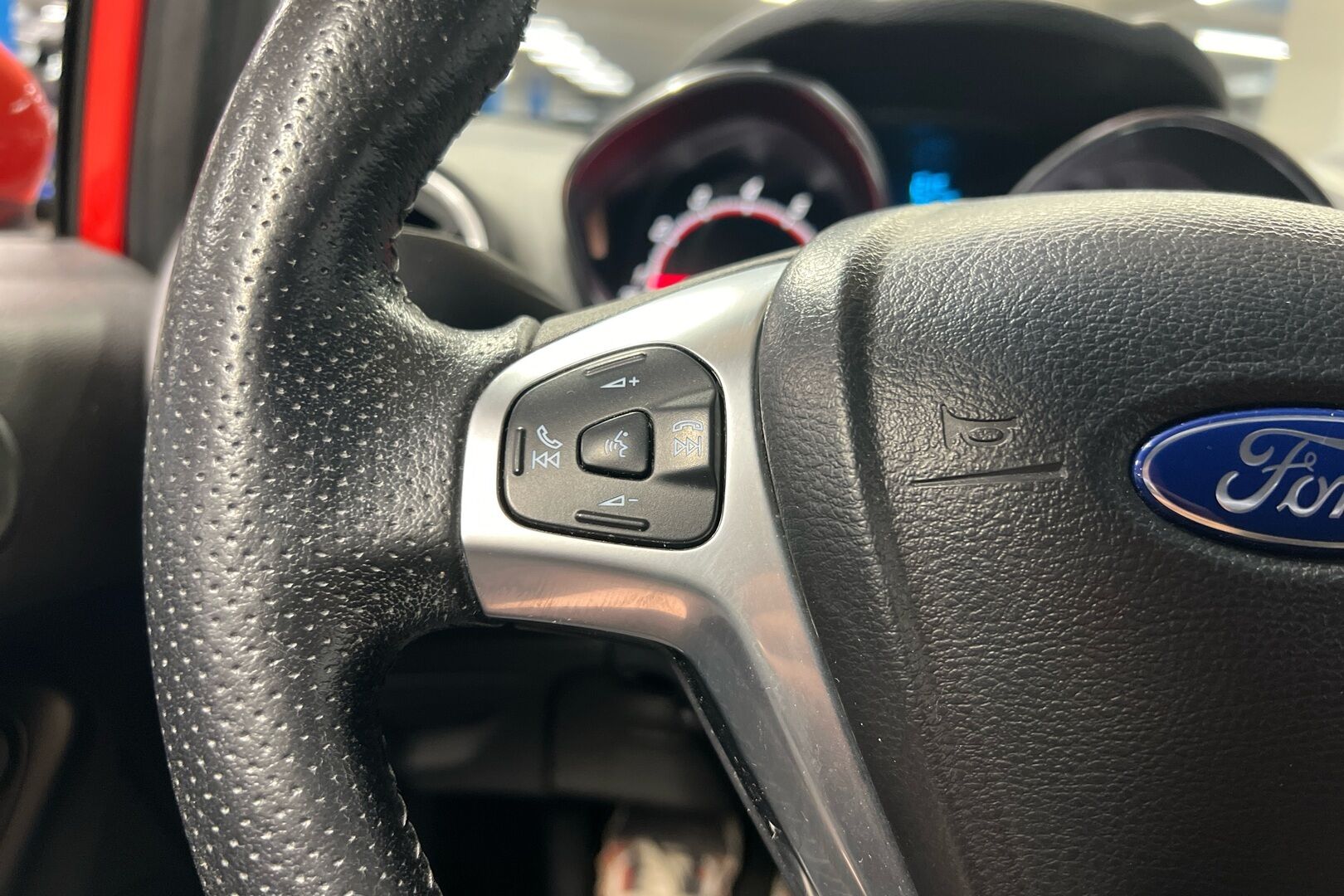 Ford Fiesta iso kuva 14