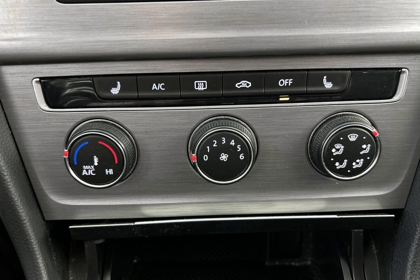 Volkswagen Golf iso kuva 16