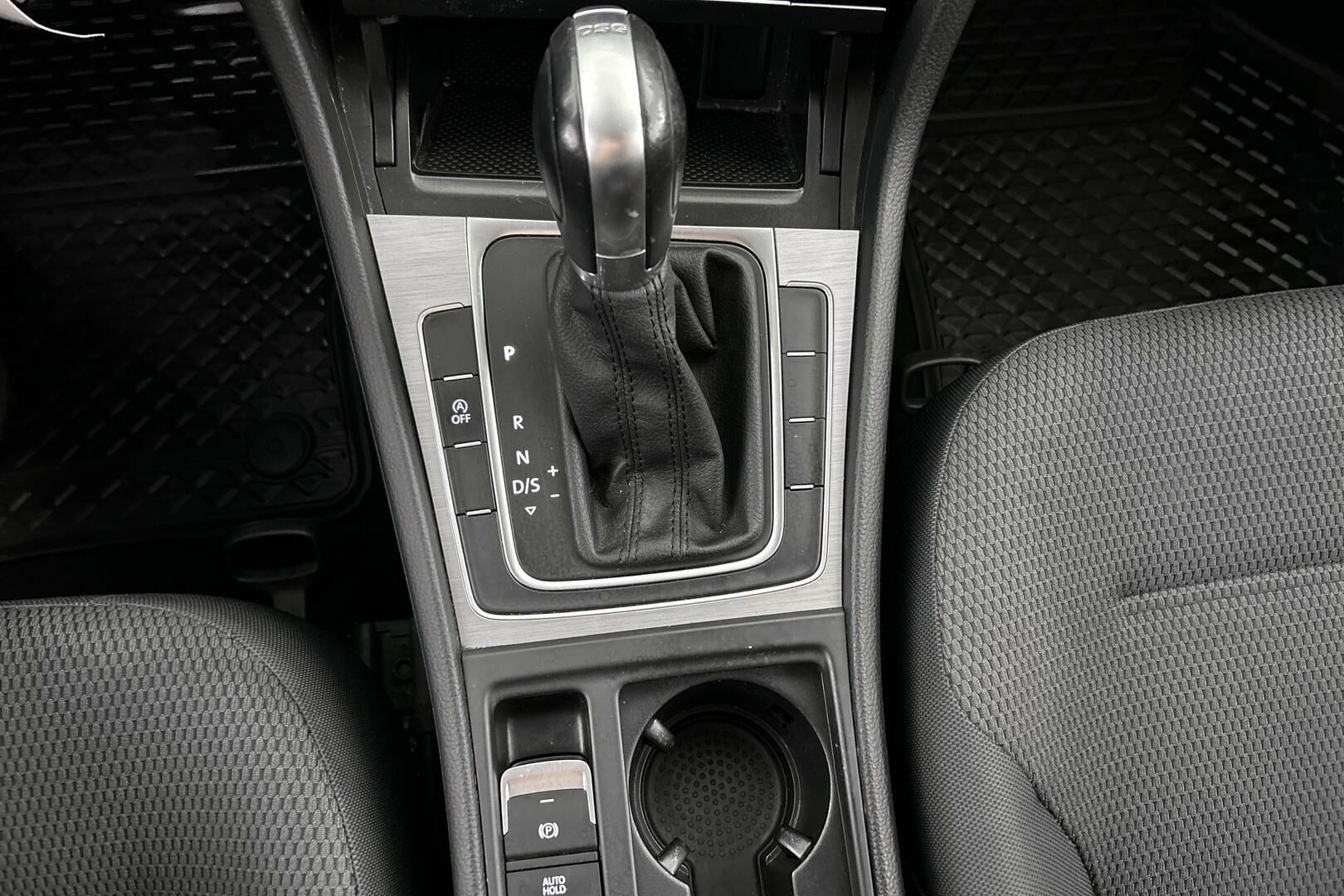 Volkswagen Golf iso kuva 17