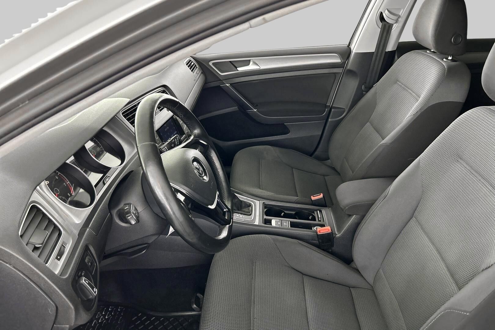Volkswagen Golf iso kuva 8