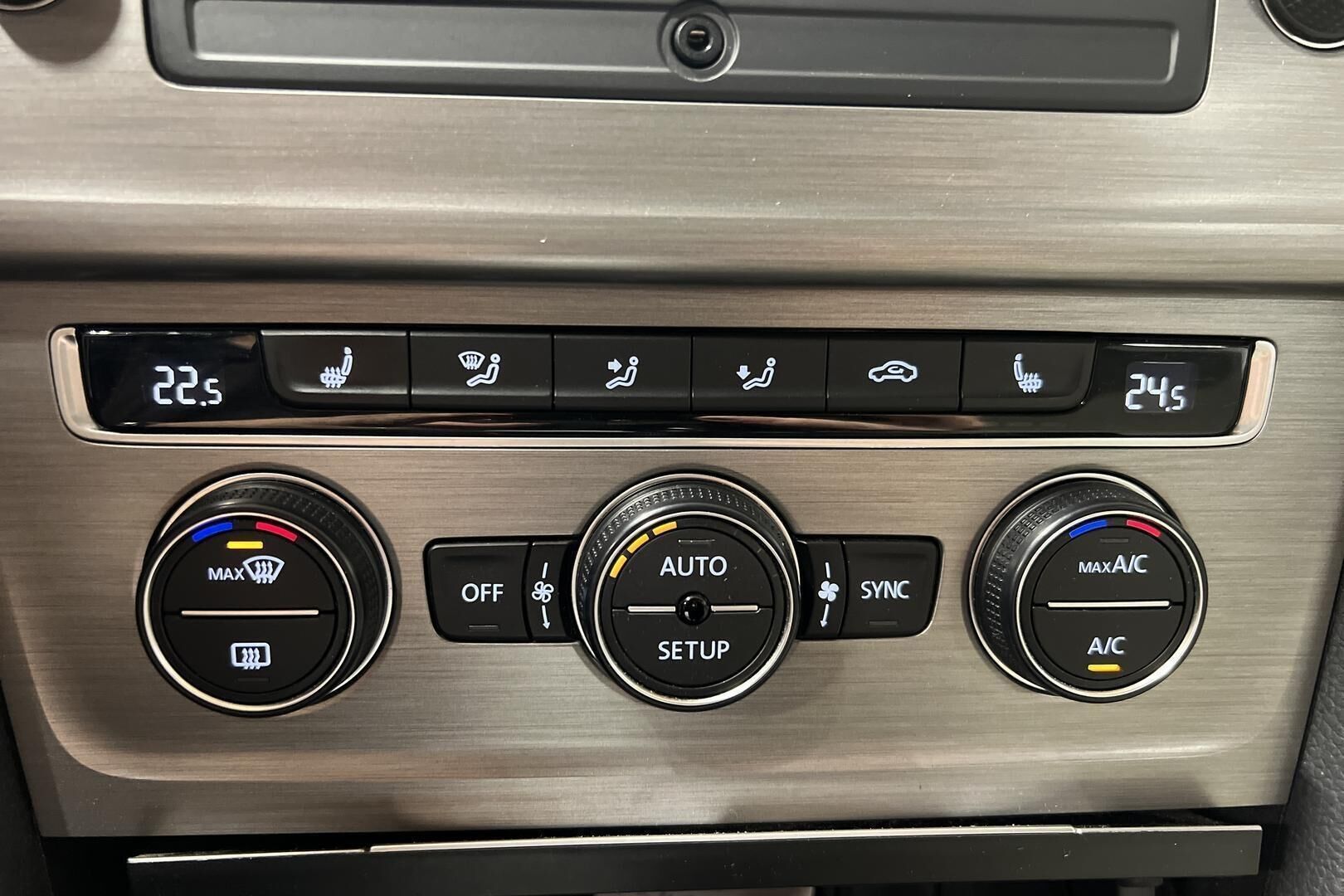 Volkswagen Golf iso kuva 16