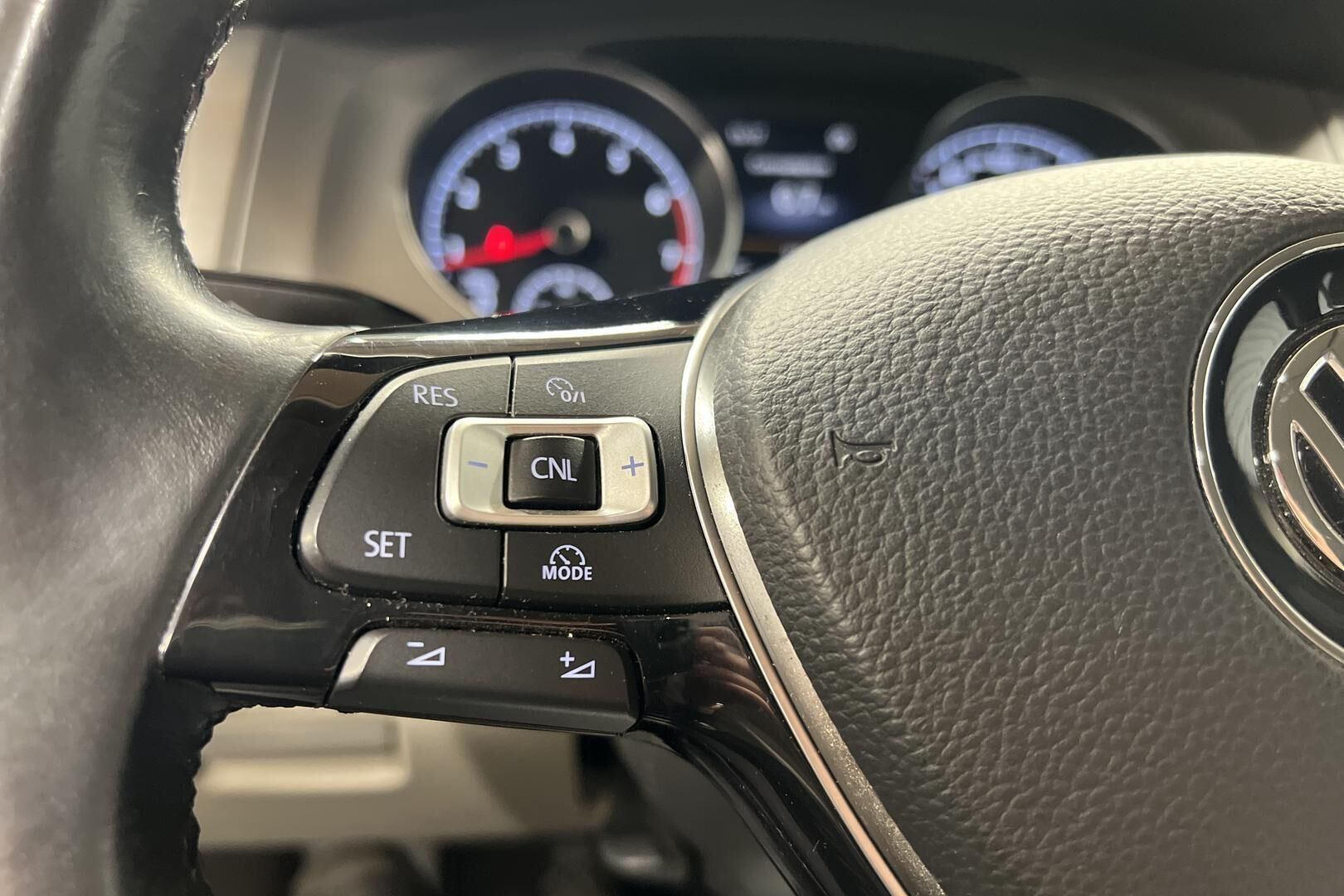 Volkswagen Golf iso kuva 17