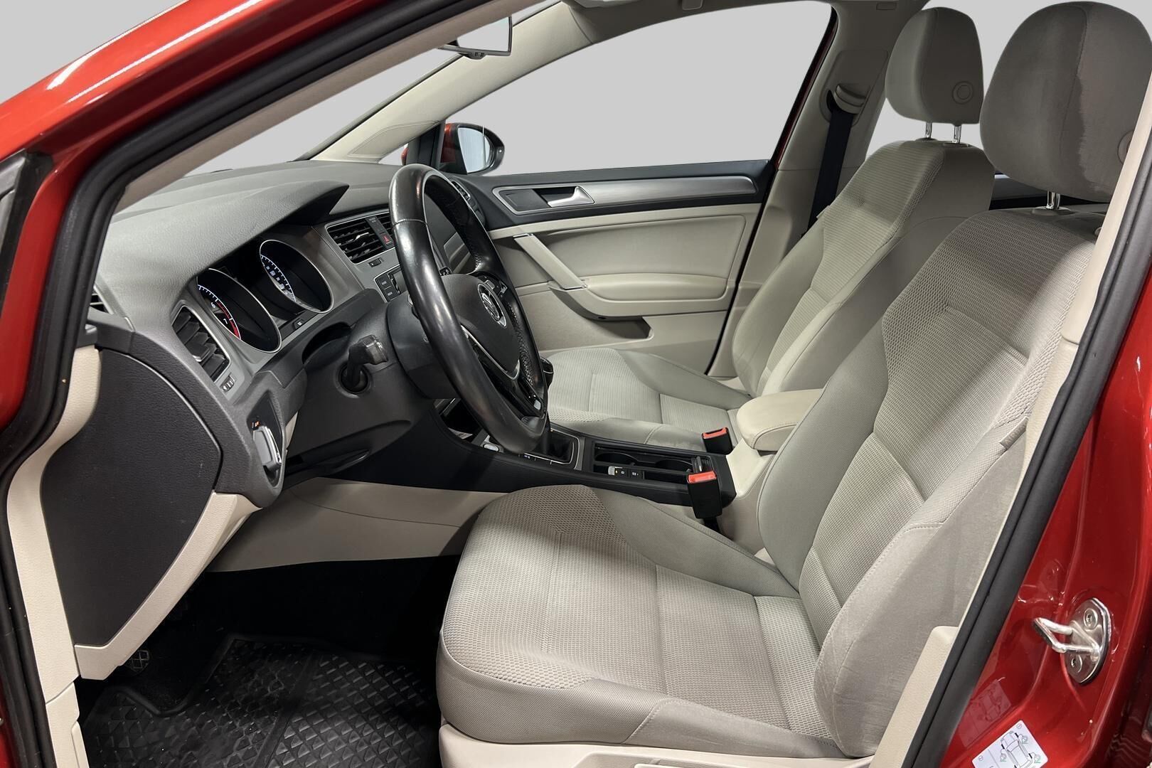 Volkswagen Golf iso kuva 9