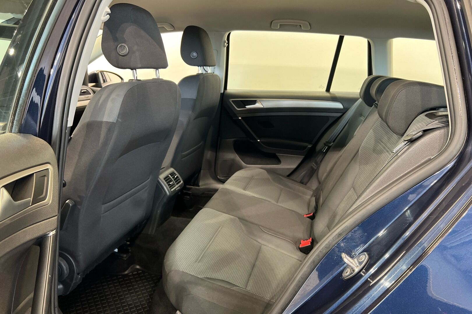 Volkswagen Golf iso kuva 11