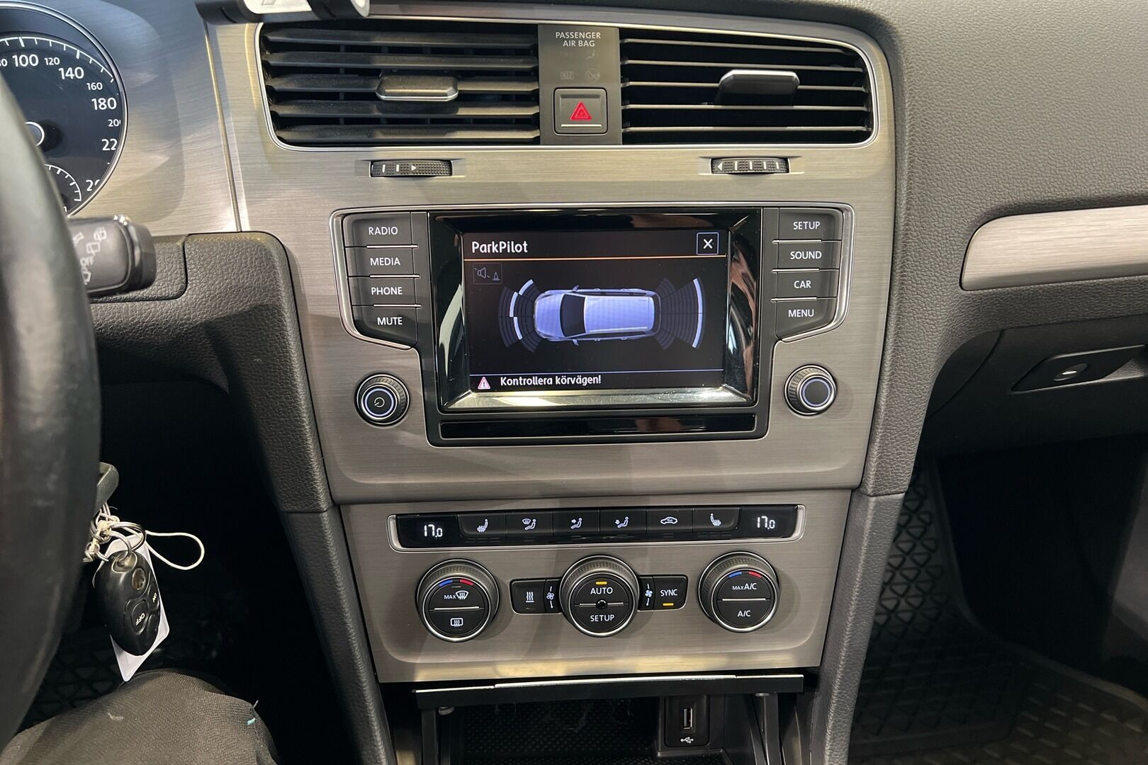 Volkswagen Golf iso kuva 12