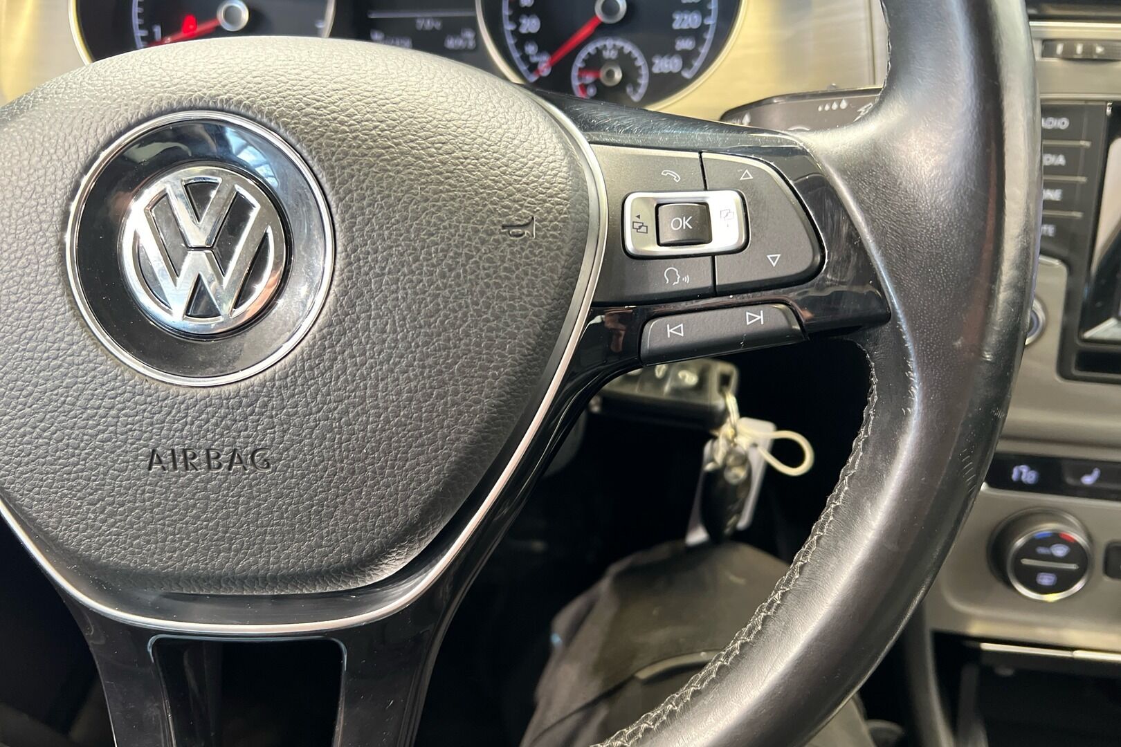 Volkswagen Golf iso kuva 13