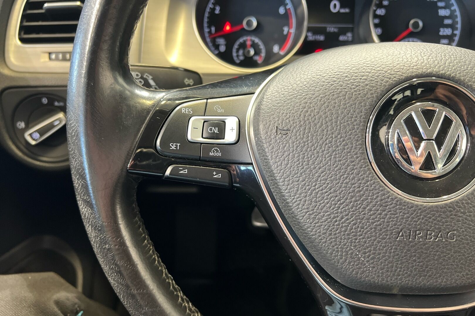 Volkswagen Golf iso kuva 14
