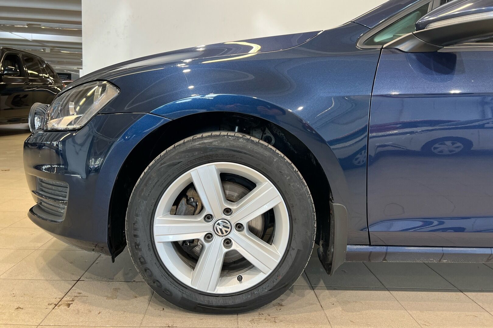 Volkswagen Golf iso kuva 19
