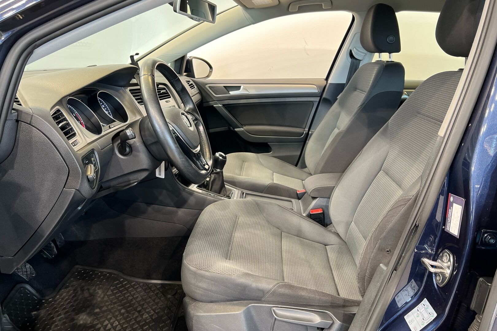 Volkswagen Golf iso kuva 6