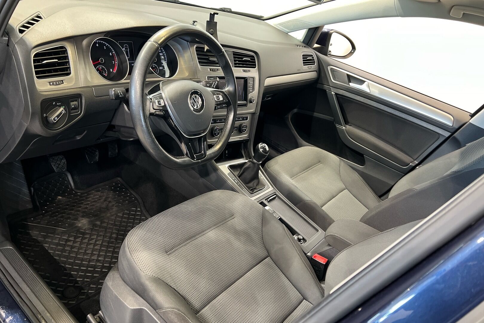 Volkswagen Golf iso kuva 7