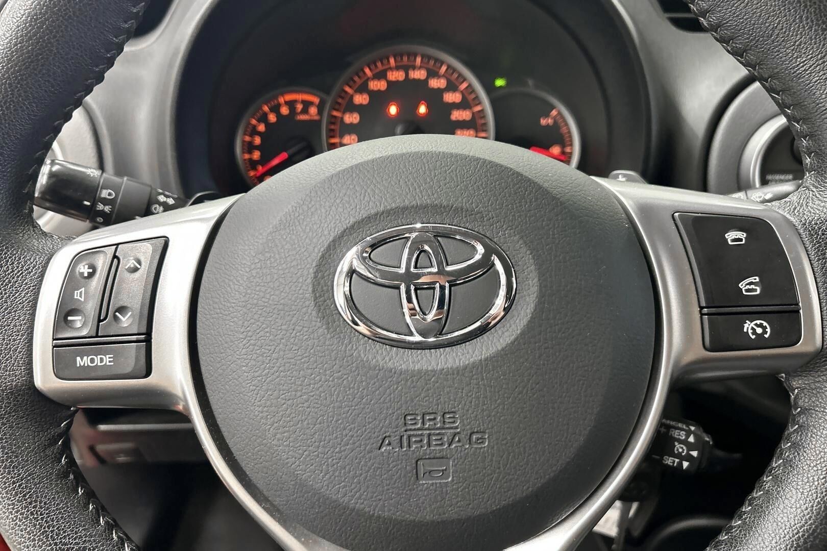 Toyota Yaris iso kuva 19