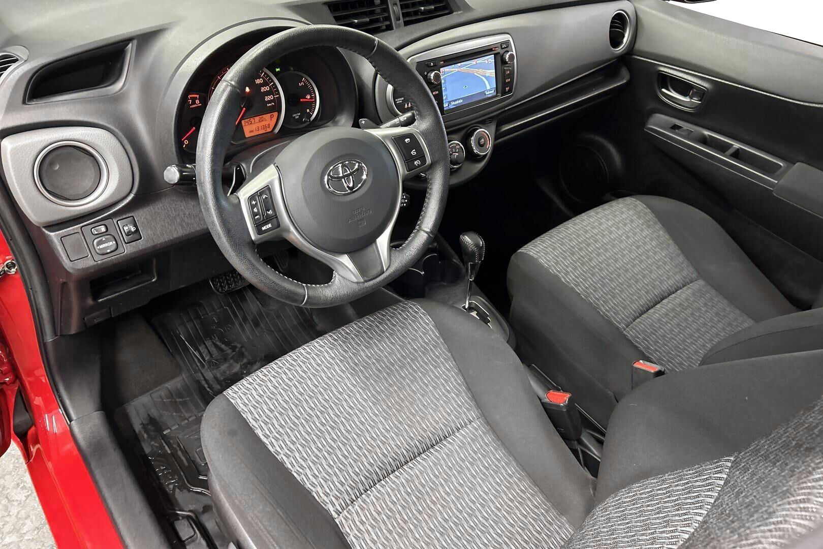 Toyota Yaris iso kuva 9
