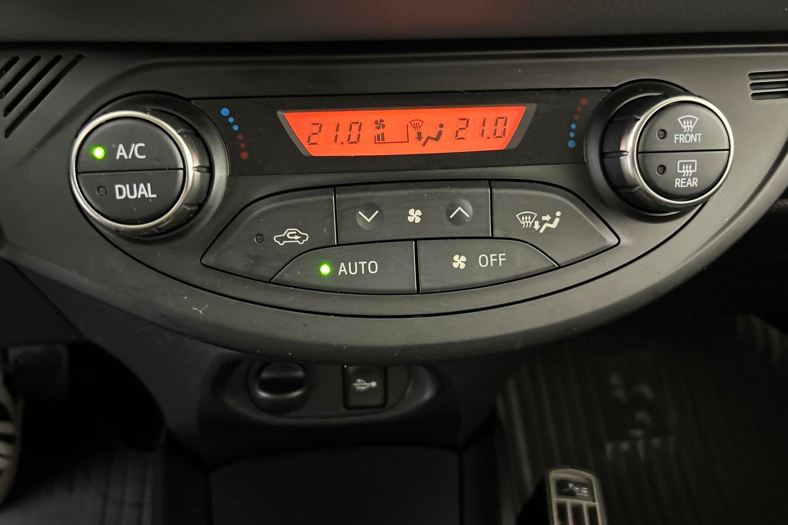 Toyota Yaris iso kuva 16