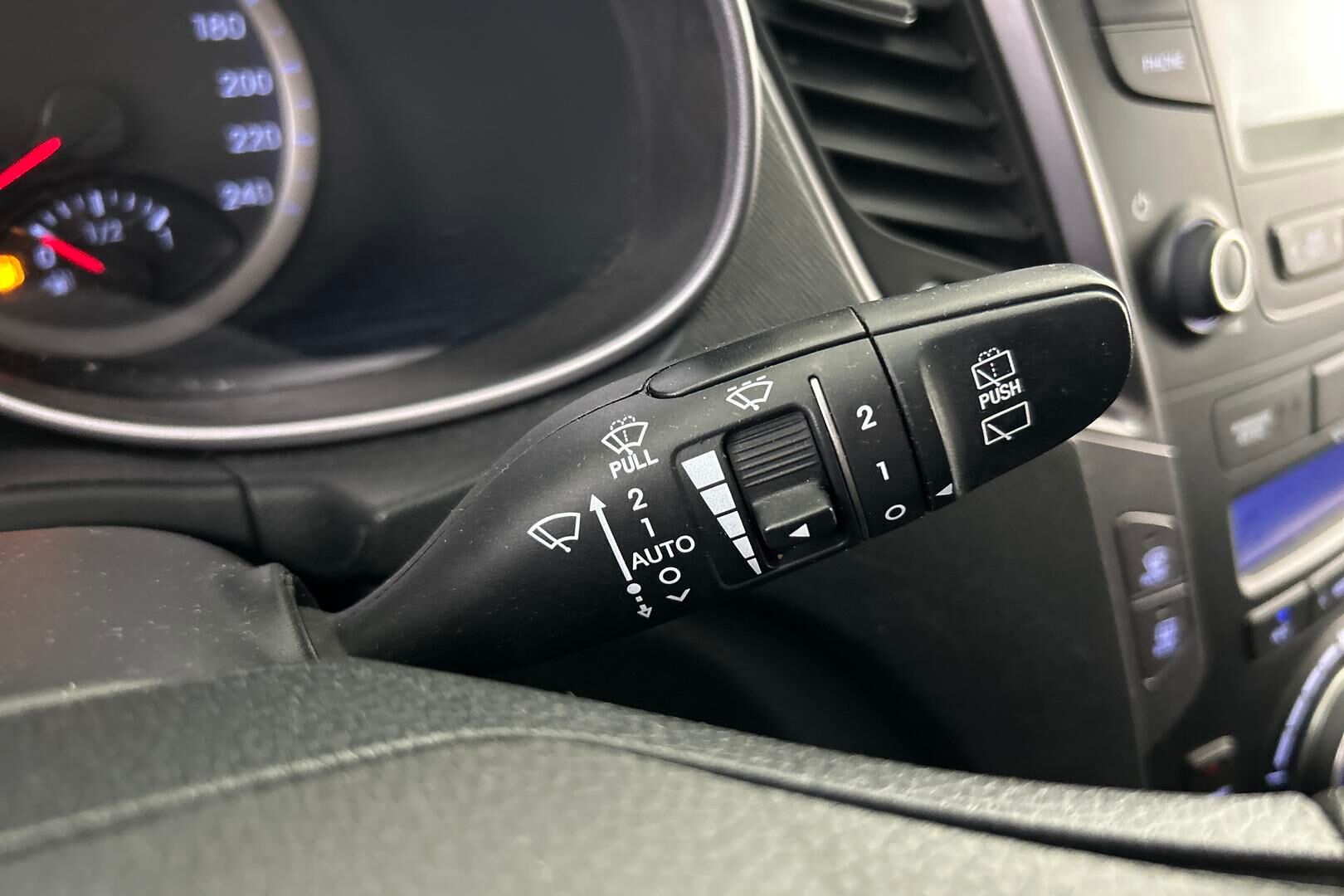 Hyundai Santa Fe iso kuva 16