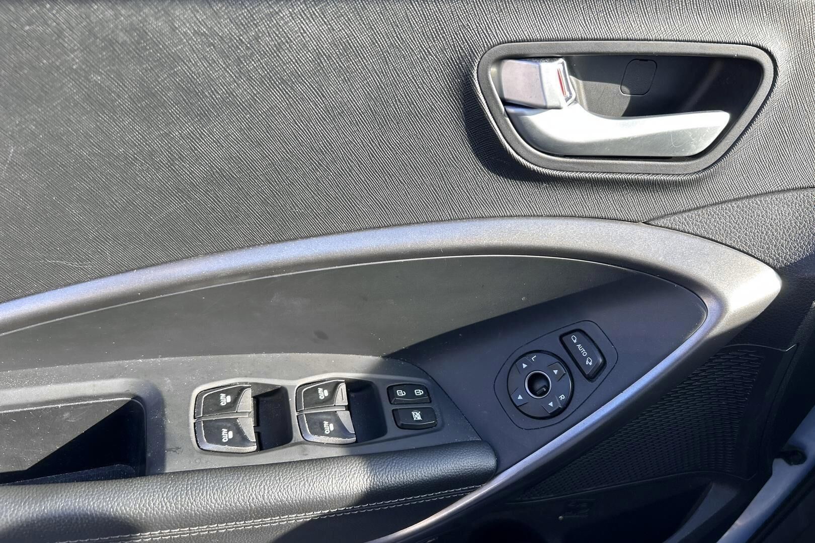 Hyundai Santa Fe iso kuva 24