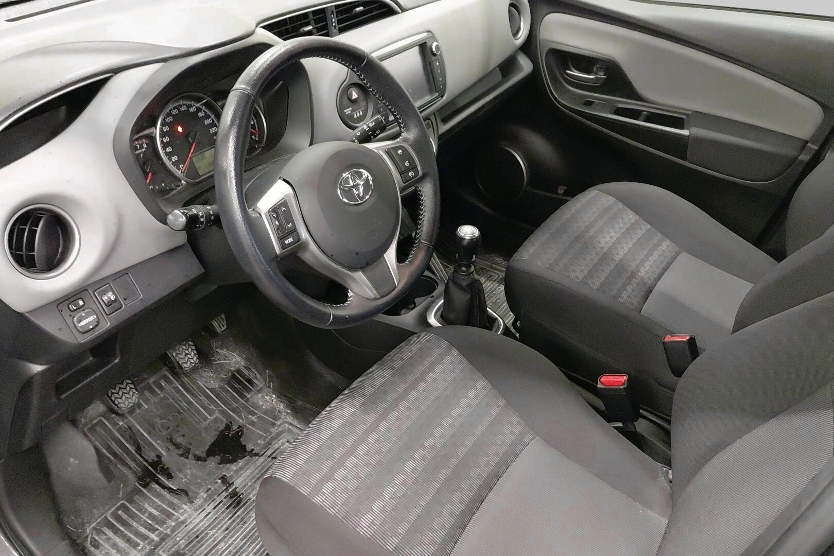 Toyota Yaris iso kuva 2