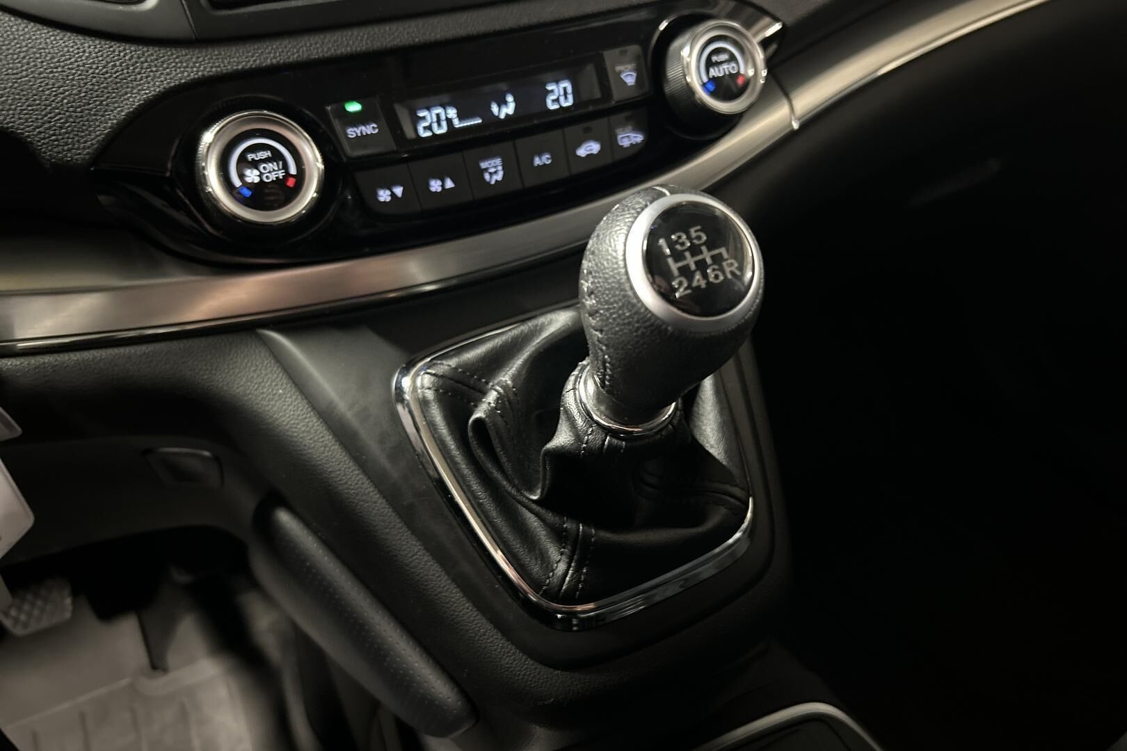Honda CR-V iso kuva 31