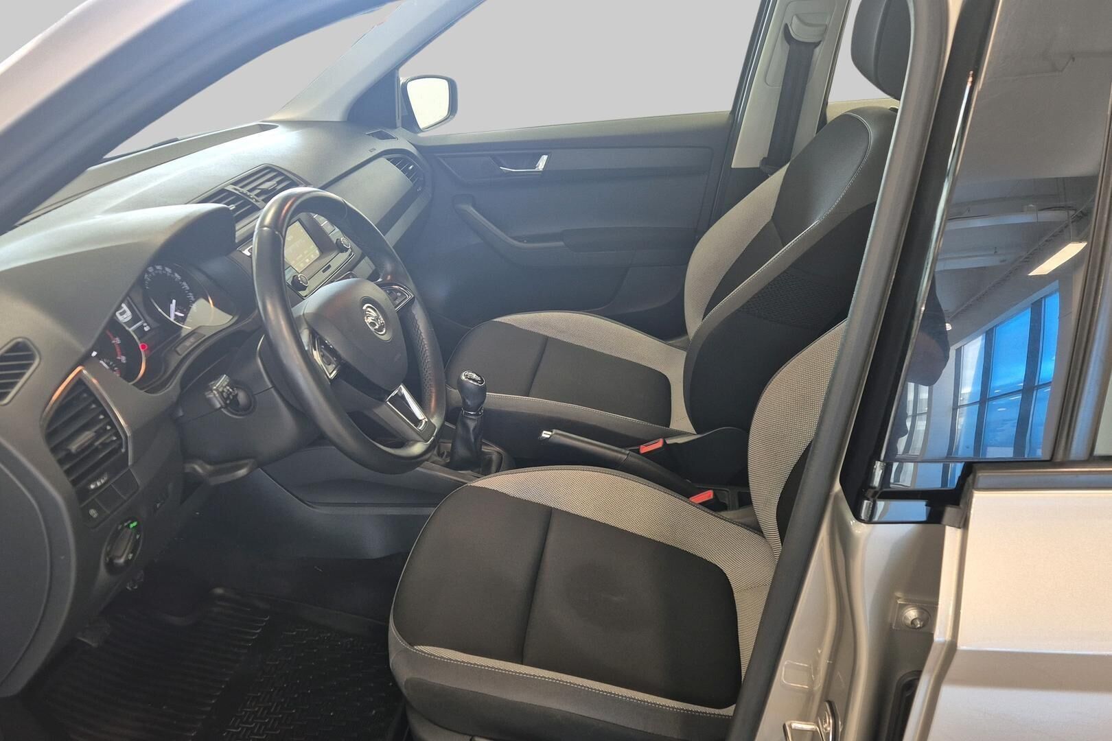 Skoda Fabia iso kuva 9