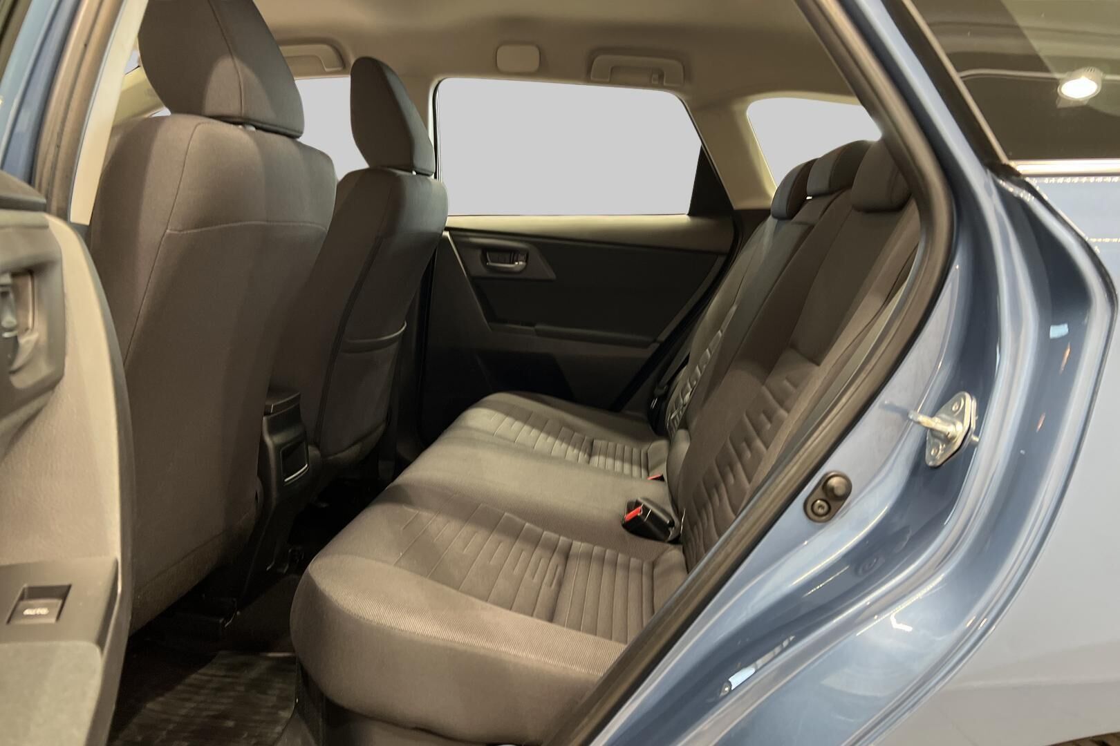 Toyota Auris iso kuva 10