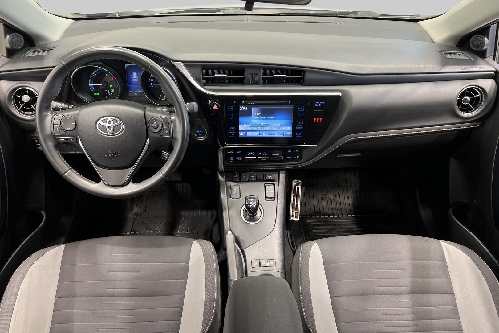 Toyota Auris iso kuva 11