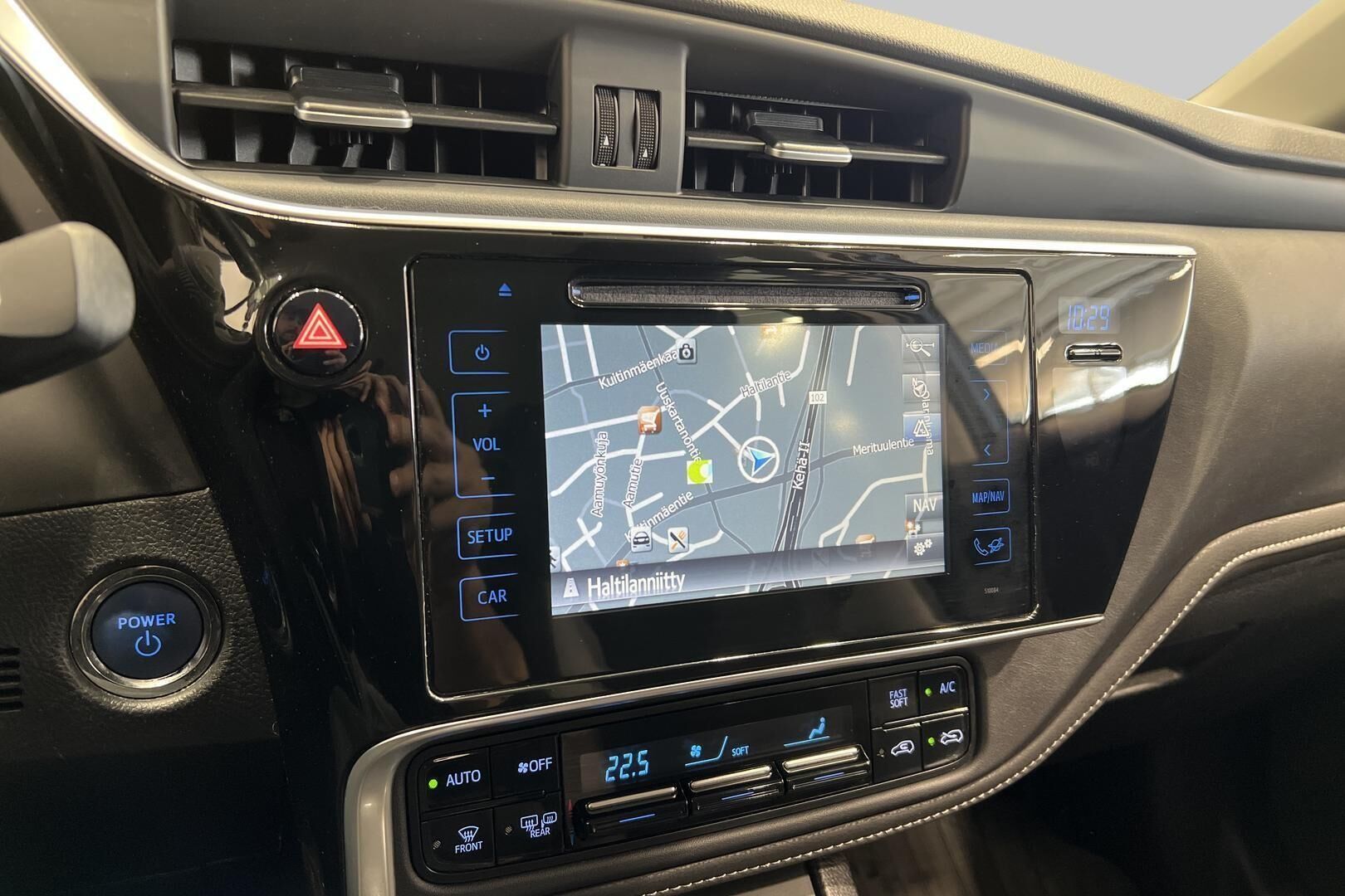 Toyota Auris iso kuva 15