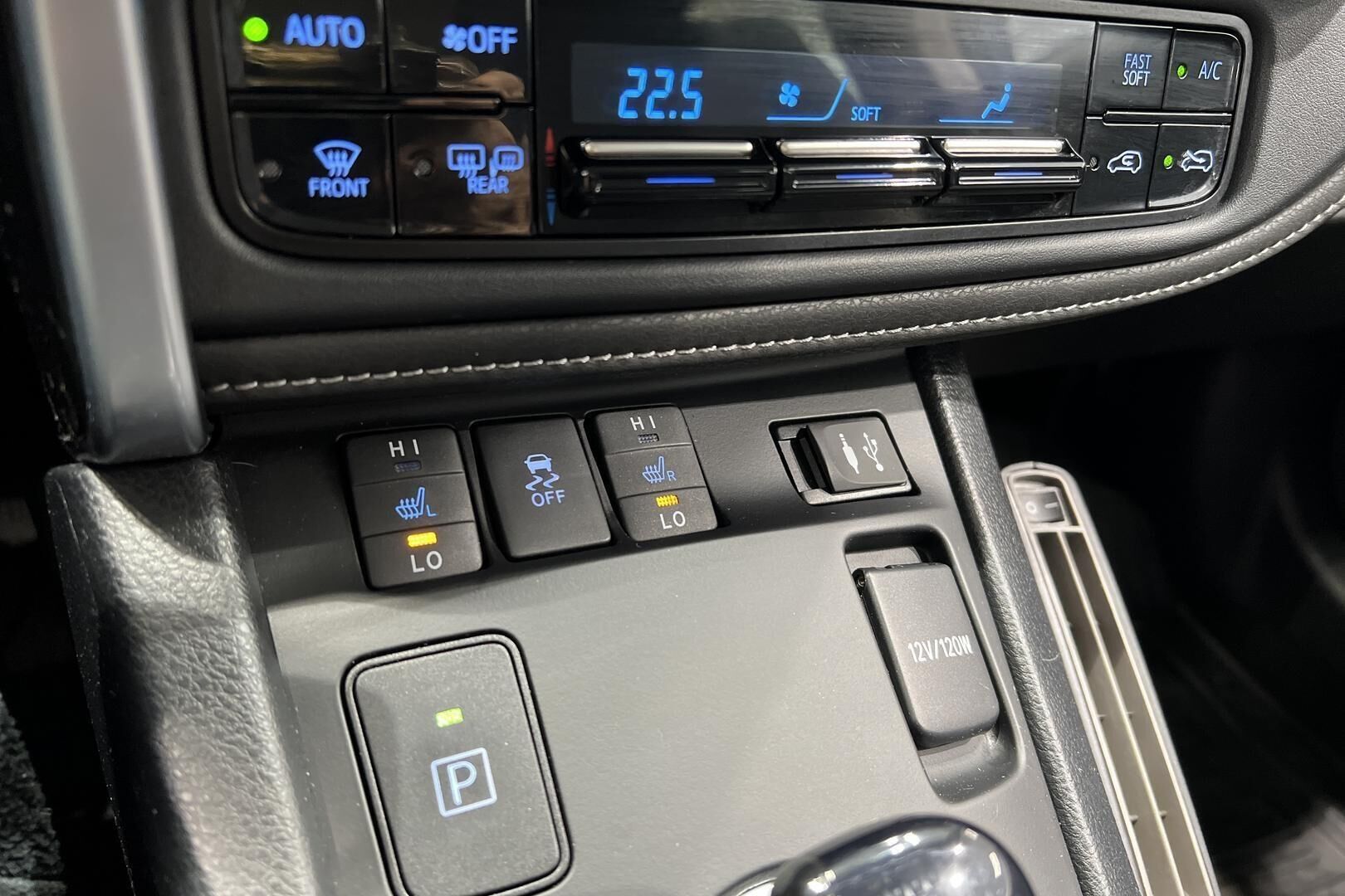 Toyota Auris iso kuva 17