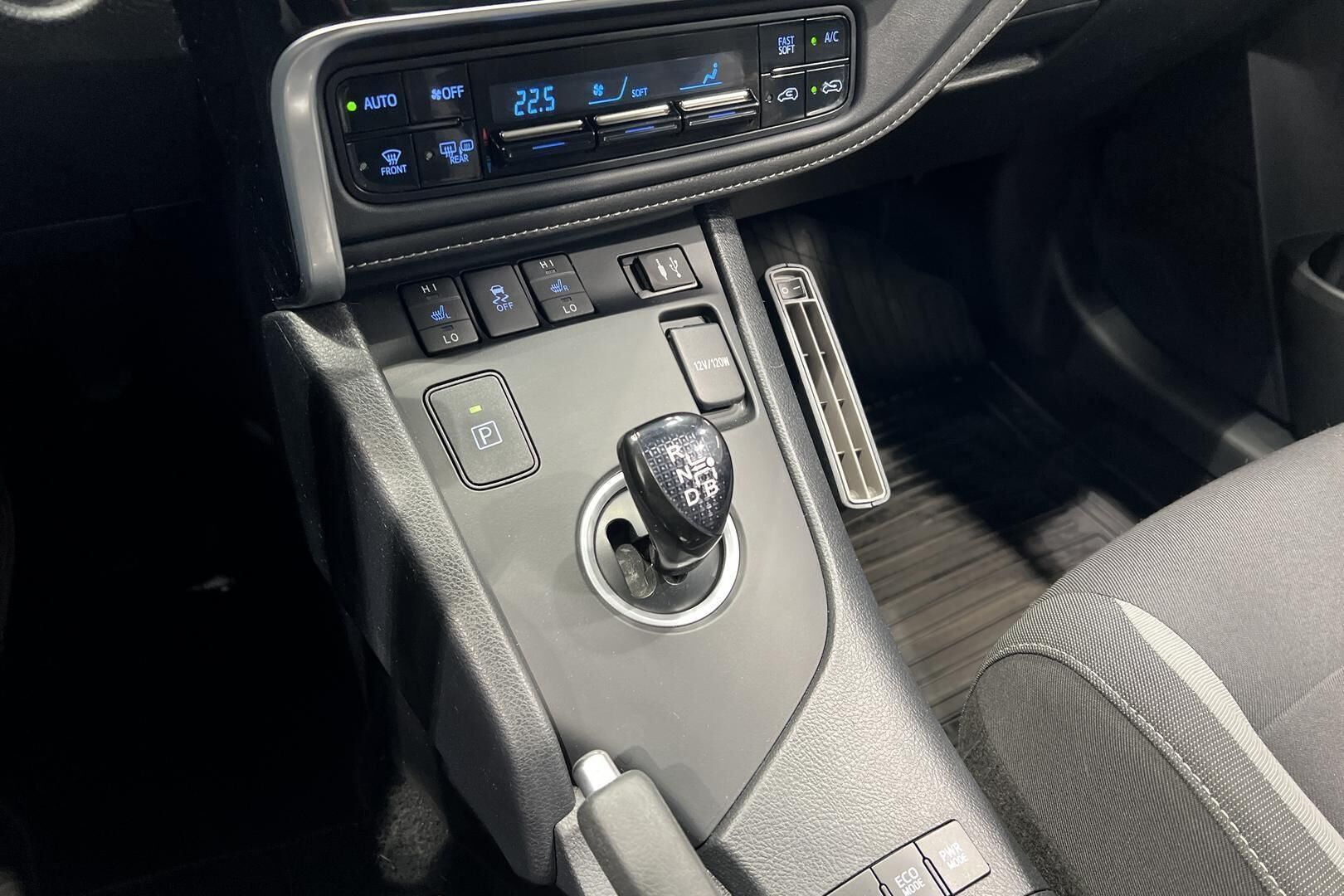 Toyota Auris iso kuva 18