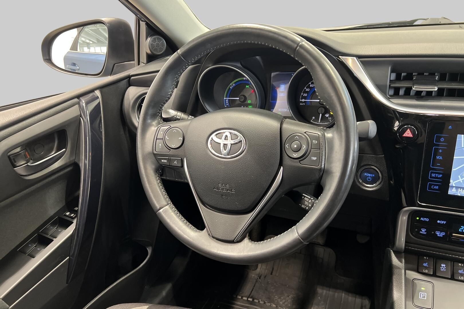 Toyota Auris iso kuva 24