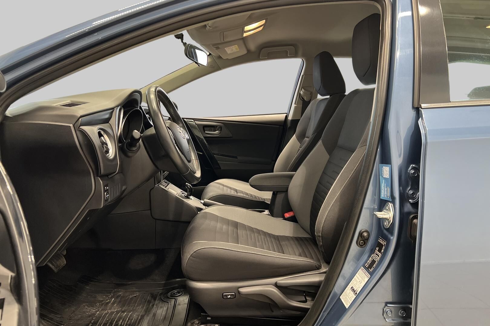 Toyota Auris iso kuva 9