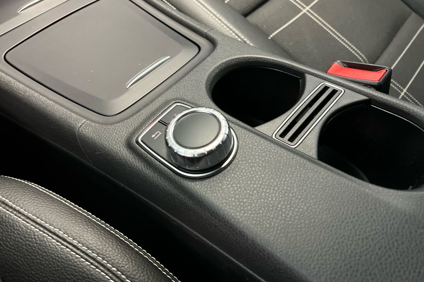 Mercedes-Benz CLA iso kuva 15