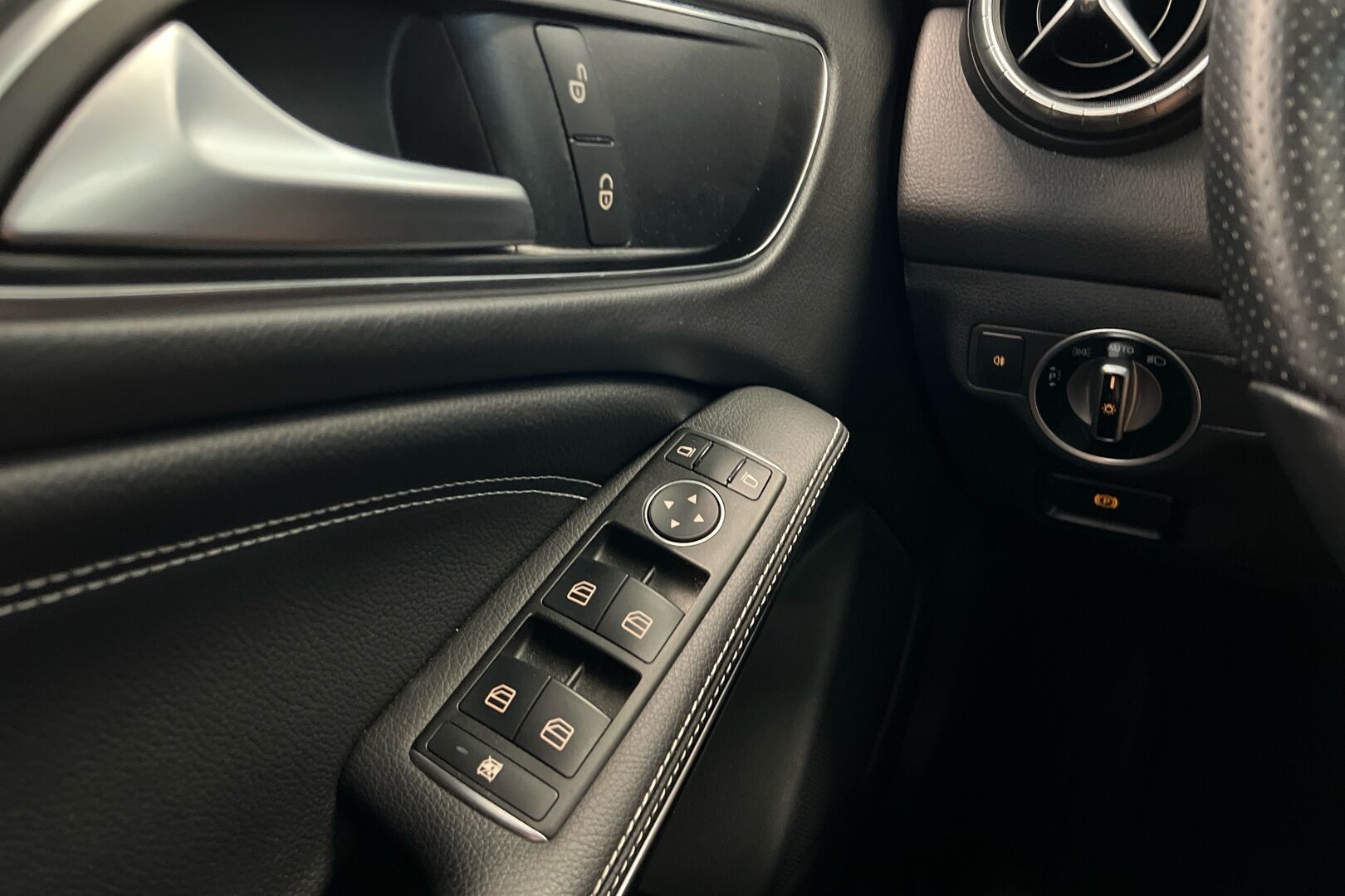 Mercedes-Benz CLA iso kuva 18