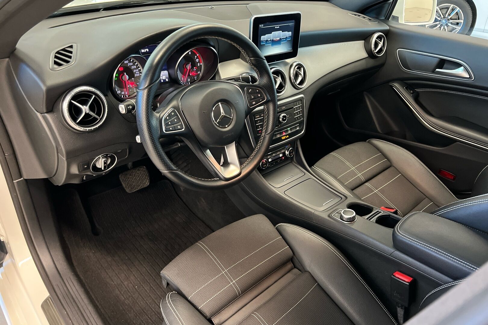 Mercedes-Benz CLA iso kuva 6