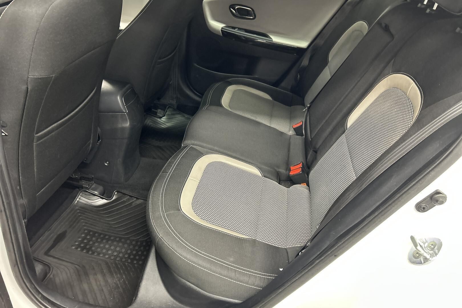 Kia cee'd iso kuva 10