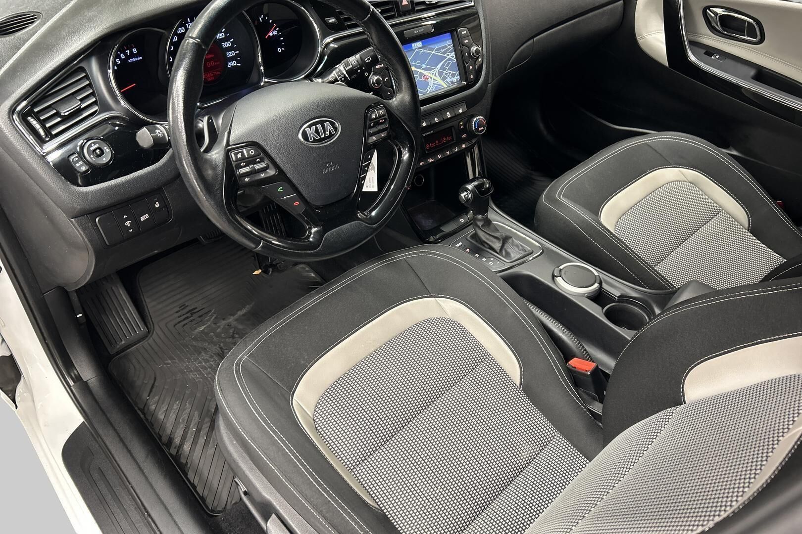 Kia cee'd iso kuva 9
