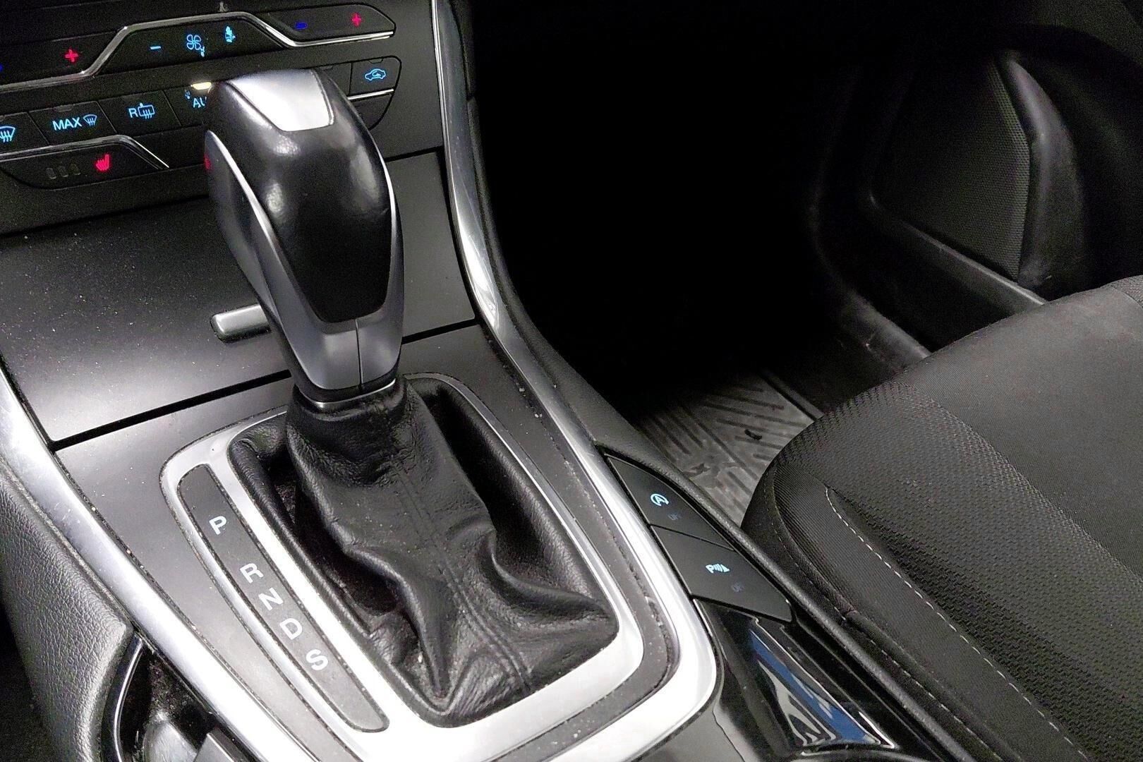 Ford S-Max iso kuva 45