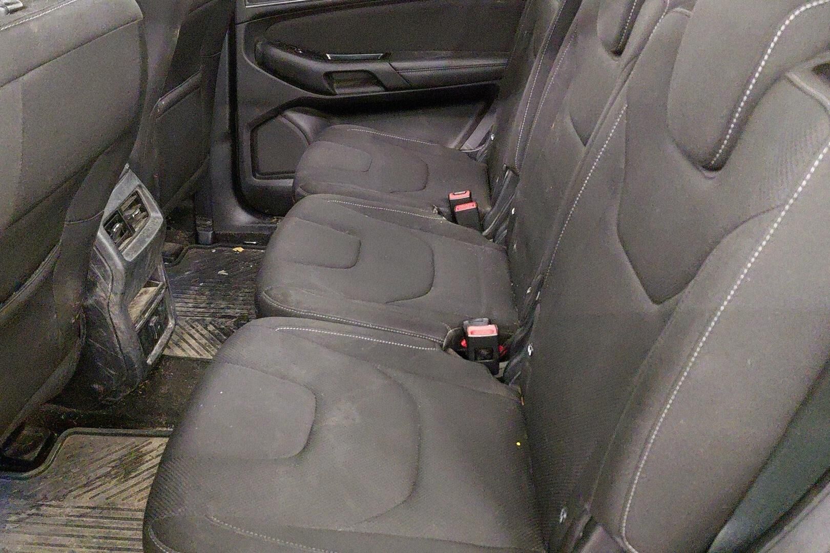 Ford S-Max iso kuva 9