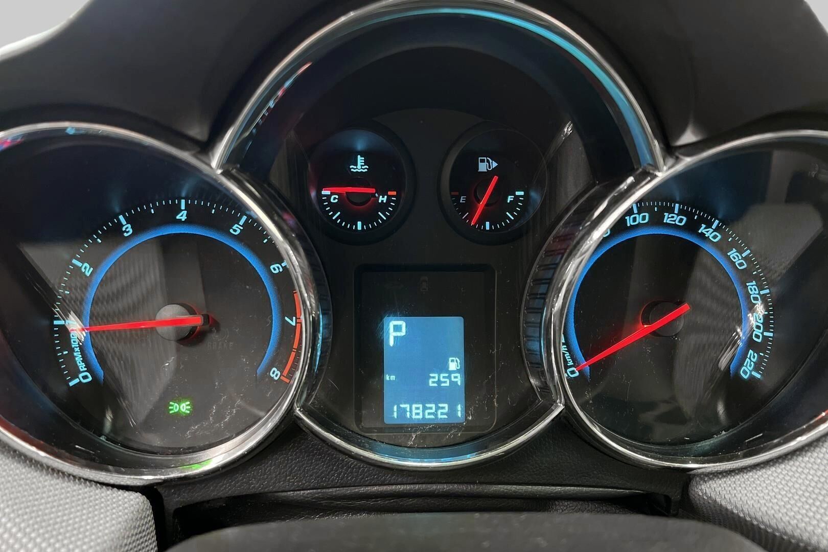 Chevrolet Cruze iso kuva 12