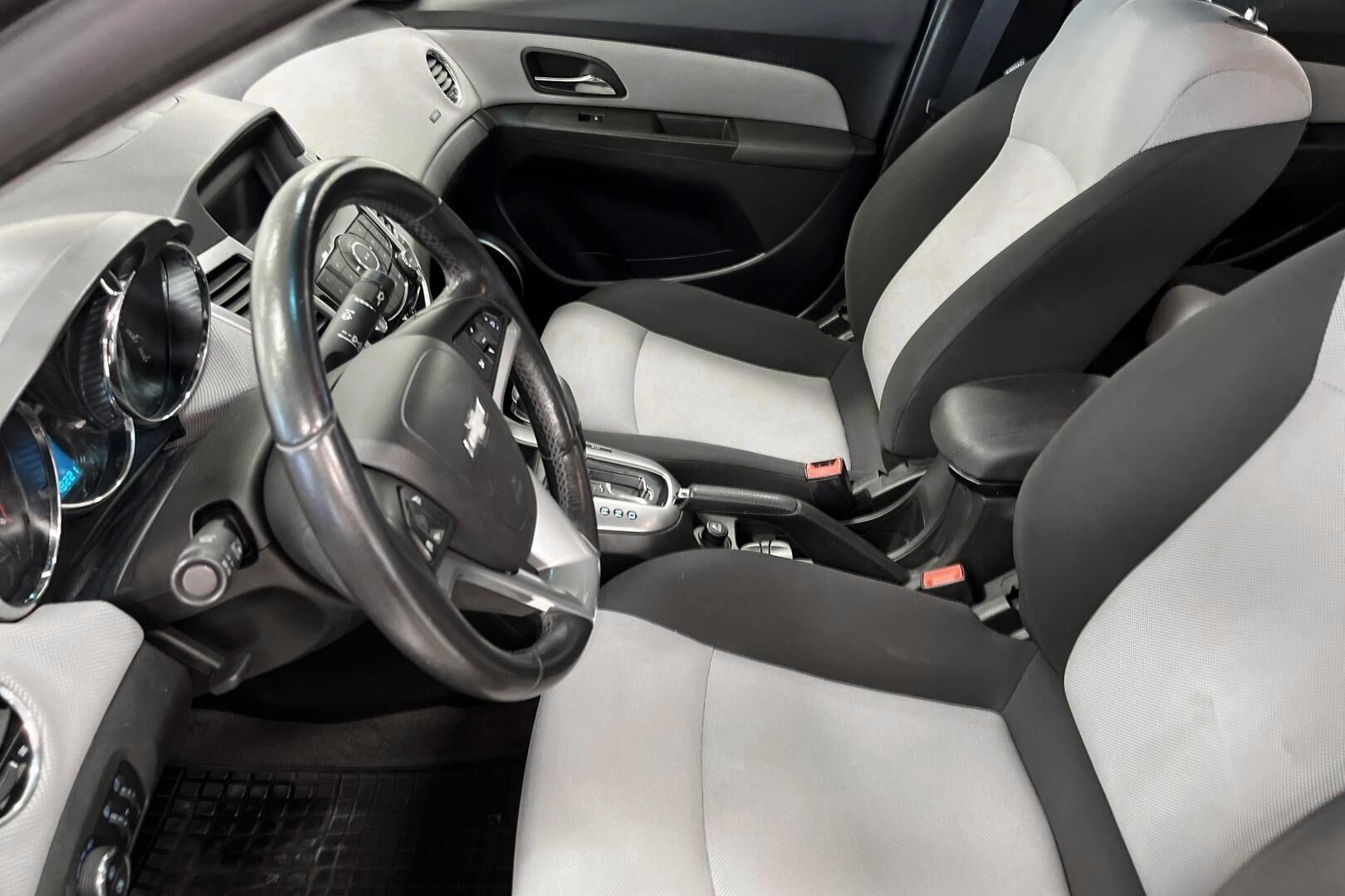 Chevrolet Cruze iso kuva 8