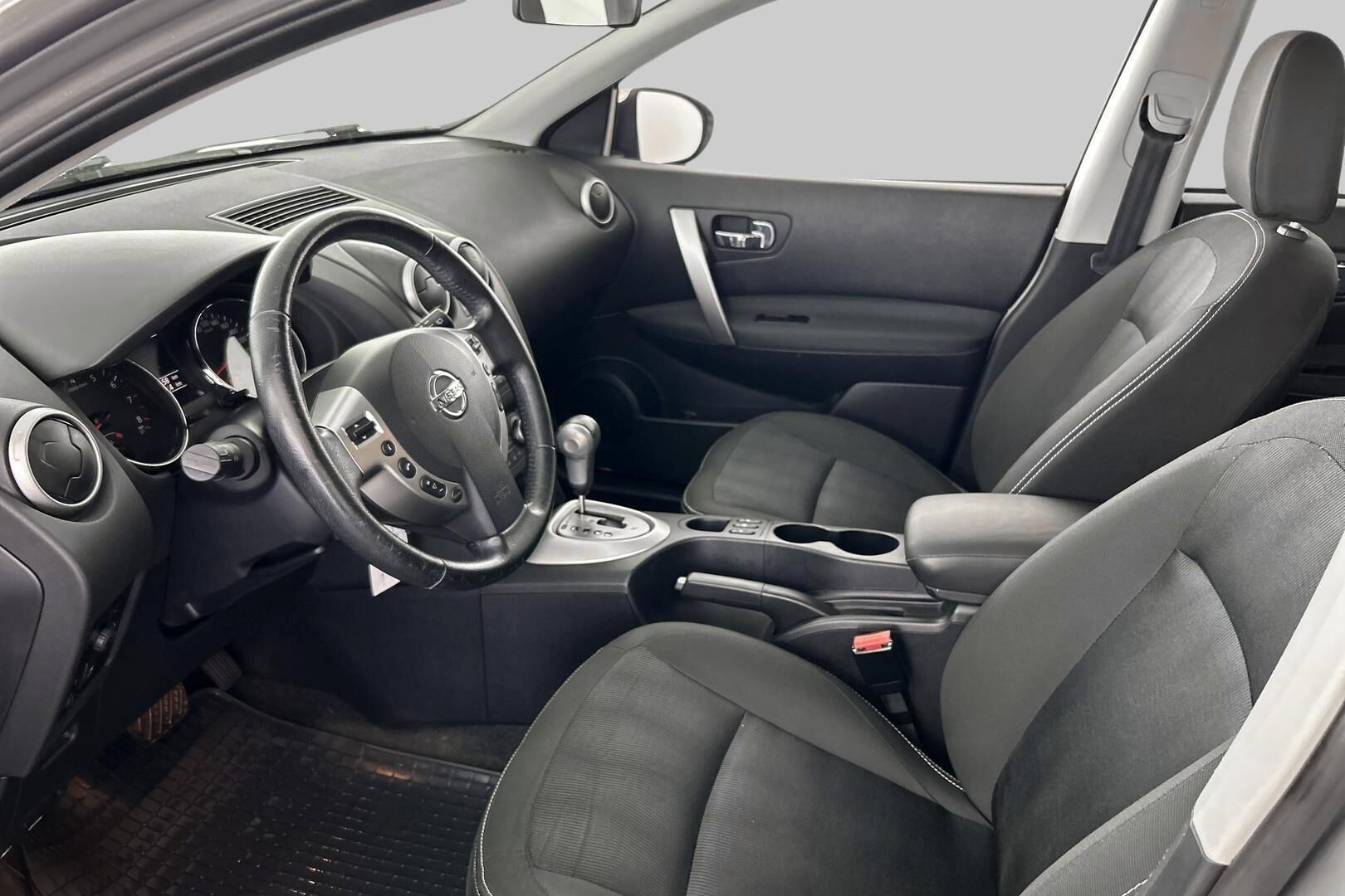 Nissan Qashqai iso kuva 8