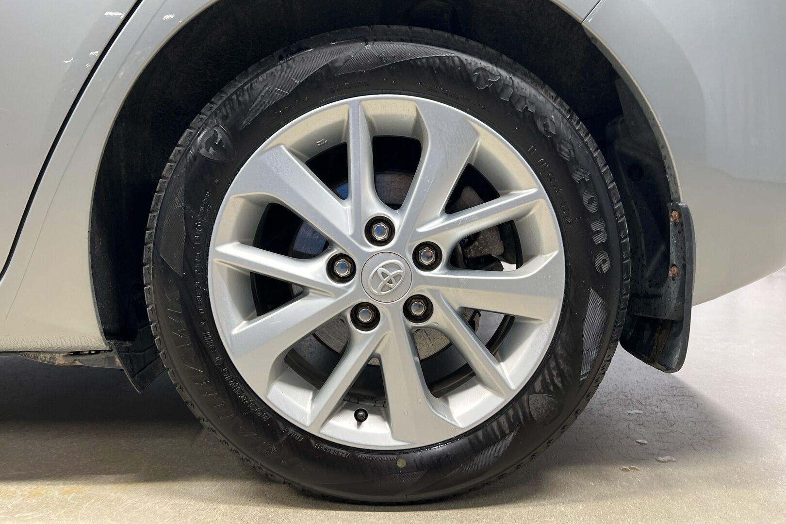 Toyota Auris iso kuva 10
