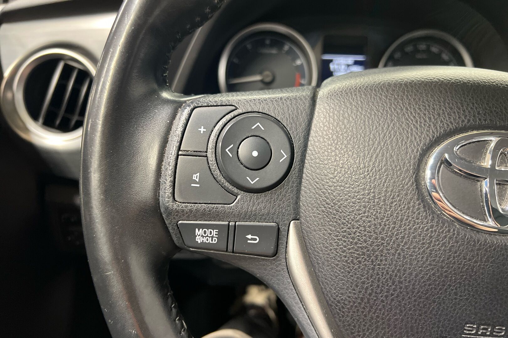 Toyota Auris iso kuva 13