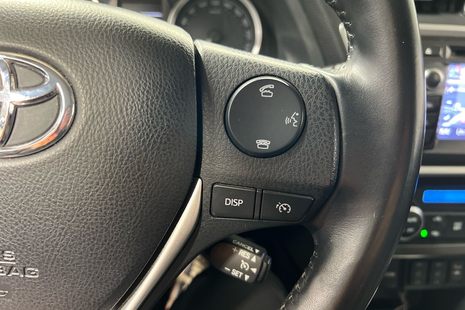 Toyota Auris iso kuva 14