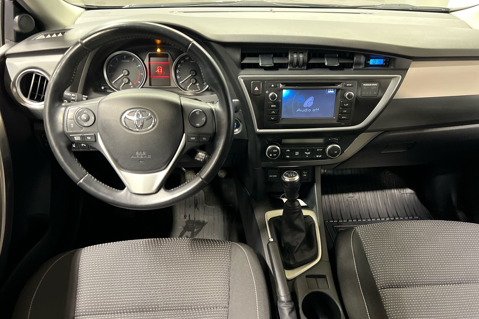 Toyota Auris iso kuva 6