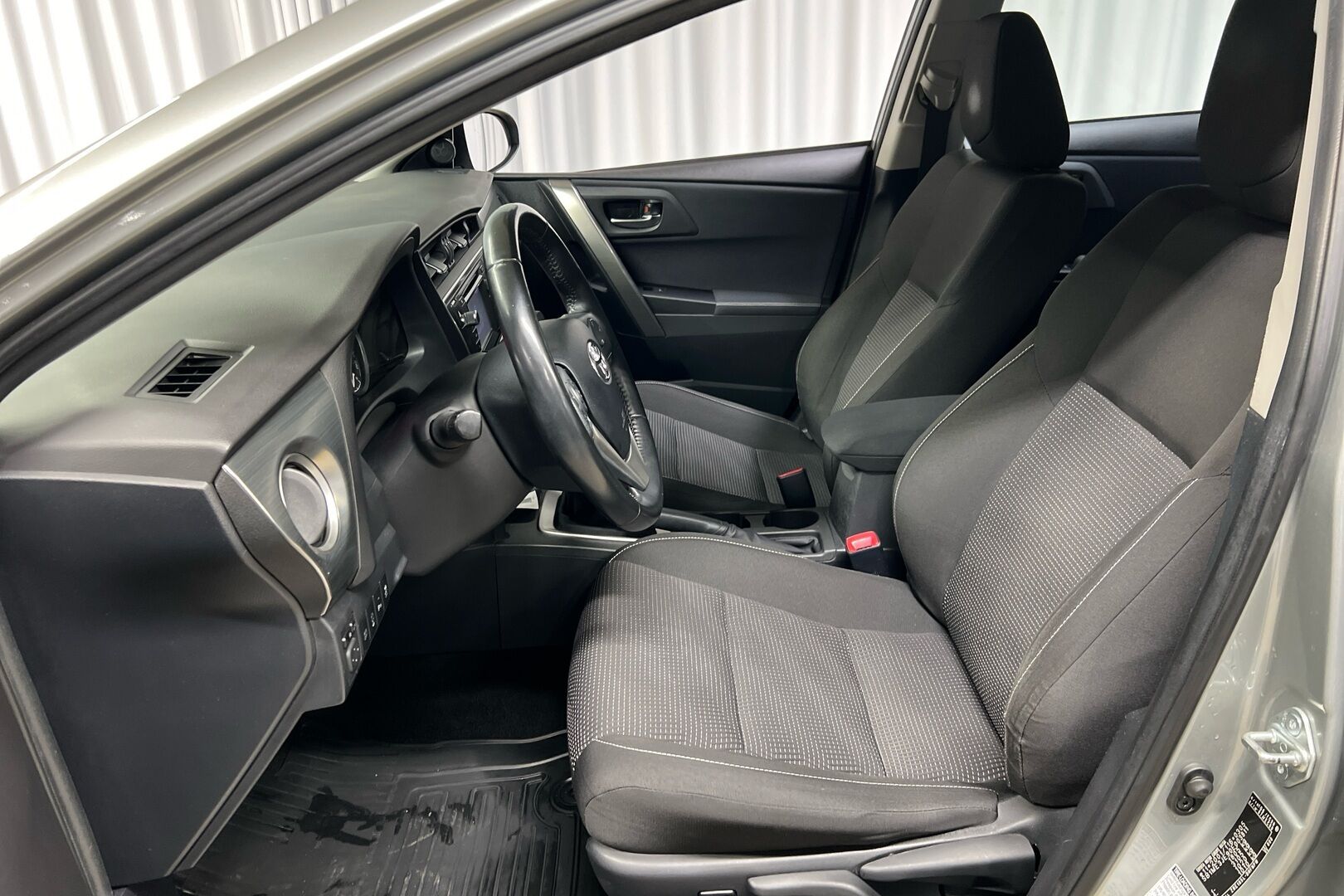 Toyota Auris iso kuva 7