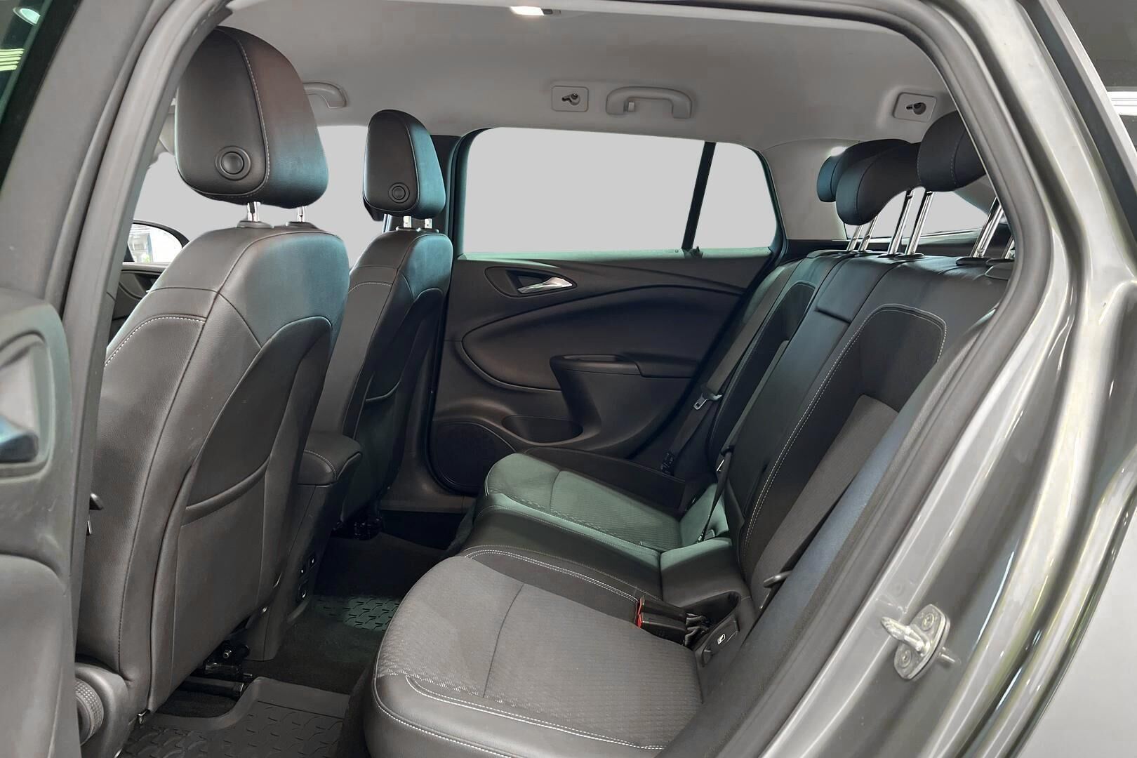 Opel Astra iso kuva 10